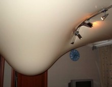 слить воду с потолка